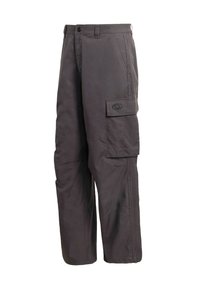 Šedé nohavice typu cargo z tkaniny, vybavené viacerými vreckami, zapínaním na gombík a voľným strihom s viditeľnými švami.