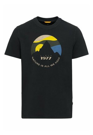 Camiseta negra con un diseño circular vintage de montaña en amarillo, verde y azul, el texto dice "Desde 1977 la naturaleza es todo lo que necesitamos."