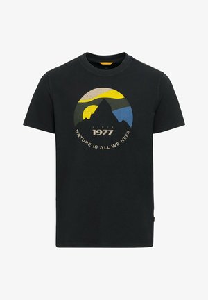 Camiseta negra con un diseño circular vintage de montaña en amarillo, verde y azul, el texto dice "Desde 1977 la naturaleza es todo lo que necesitamos."