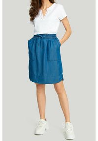 Denim nederdel med elastisk talje og snor, der har to frontlommer, en lige form og en let udvidet kant i blå.