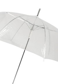 Umbrella trasparente con una struttura metallica argentata e un manico curvo. Il baldacchino è realizzato in plastica trasparente, rivelando la struttura interna.