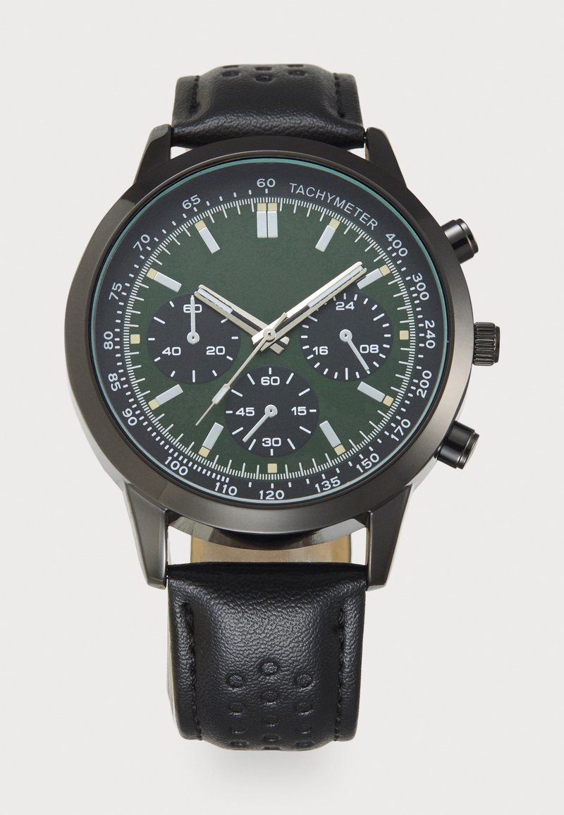 Melns hronogrāfs ar zaļu pulksteņa ciparnīcu, sudraba akcentiem, takimetra skalu un teksturētu melnu ādas siksniņu. Ir trīs sub-ciparnīcas.