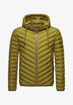Olijfgroen gewatteerde jas met een chevronquiltdesign, capuchon, ritssluiting en zijzakken. Heeft een merkembleem op de linker mouw.