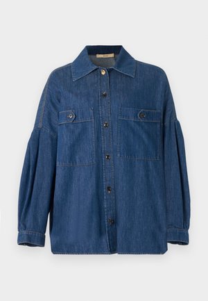 Veste en jean bleu foncé avec col classique, fermeture à boutons sur le devant et deux poches poitrine. Comprend des manches froncées et des accents de couture subtils.