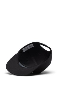 Schwarze Baseballkappe mit flachem Schirm und Stoffriemen. Im Inneren befindet sich ein Etikett mit "Put Yourself Out There." Weicher, texturierter Stoff.