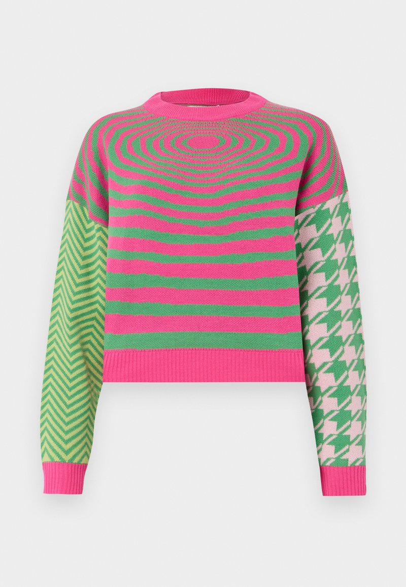 Sweter z dzianiny z okrągłym dekoltem, skróconą długością, różowo-zielonymi poziomymi paskami oraz rękawem w zielono-beżowy wzór houndstooth.