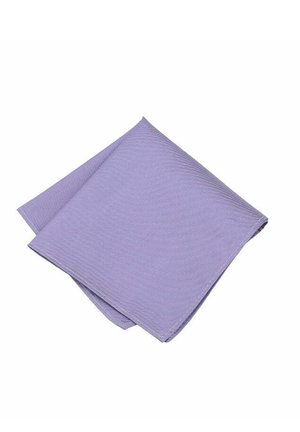 Lila Leinenserviette mit strukturierter Oberfläche, zu einer dreieckigen Form gefaltet, mit subtilen diagonalen Streifen und sauberen Kanten.