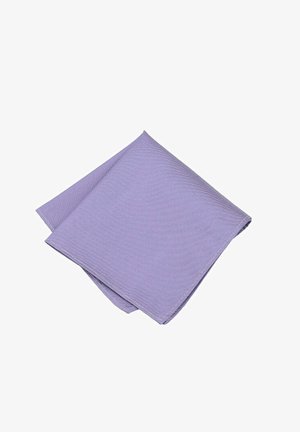 Lila Leinenserviette mit strukturierter Oberfläche, zu einer dreieckigen Form gefaltet, mit subtilen diagonalen Streifen und sauberen Kanten.