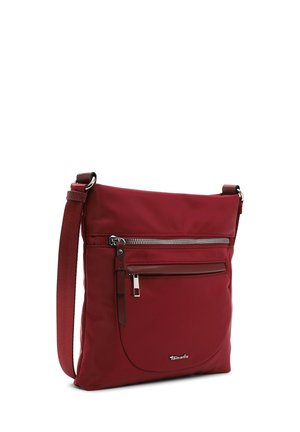 Rode crossbodytas met verstelbare band, voorvakken met rits en zilverkleurige ritssluitingdetails tegen een witte achtergrond.