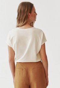 TATUUM NESTI - Pamata T-krekls - off white