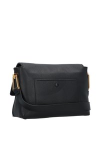 Borsa a tracolla in pelle nera con finitura testurizzata, dotata di una tasca frontale, accessori in tonalità oro e tracolla removibile.