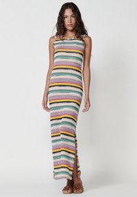 Strickmaxikleid mit vertikalen, mehrfarbigen Streifen, Rundhalsausschnitt und seitlichen Schlitzen. Das Material wirkt leicht und hat eine strukturierte Oberfläche.