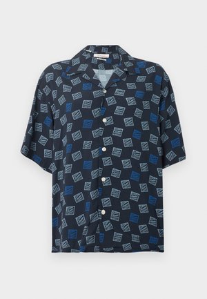 Lühikeste varrukatega tumesinine nööpidega särk, millel on hele- ja tumesiniste geomeetriliste logomustritega kangas.