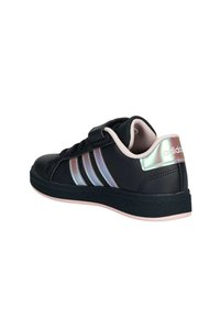 Sneaker nero in pelle sintetica, suola rosa, accenti rosa chiaro e tre strisce iridescenti. Dotata di chiusura a strappo.