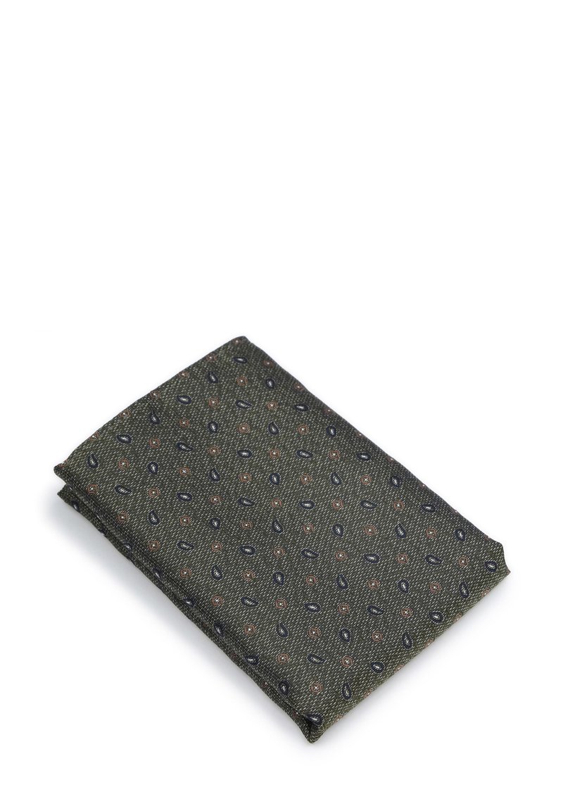 Katoenen pochet, donker groen met een gestructureerd patroon van kleine marineblauwe druppelvormige motieven en rode vierkante accenten. Netjes gevouwen.