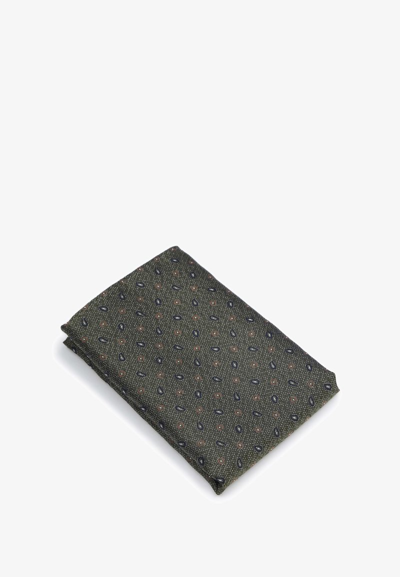Katoenen pochet, donker groen met een gestructureerd patroon van kleine marineblauwe druppelvormige motieven en rode vierkante accenten. Netjes gevouwen.