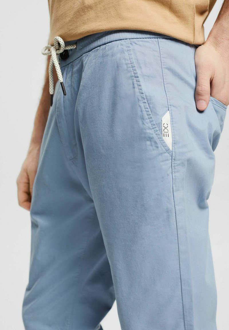 Herren Trainingsanzüge | edc by Esprit LEICHTE Jogginghose blue/blau - UV09661 Herren Trainingsanzüge | edc by Esprit LEICHTE Jogginghose blue/blau - UV09661