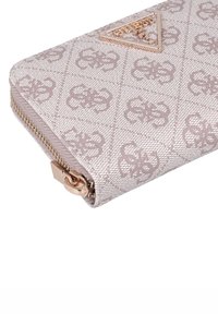 Lichtroze portemonnee van gestructureerd synthetisch materiaal, met een geometrisch patroon en goudkleurige hardware met een driehoekig logo-accent. Ritssluiting.