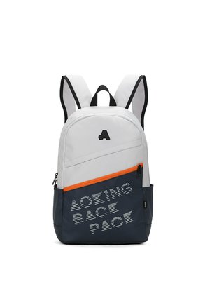 Witte en marineblauwe rugzak met gevoerde banden, zwarte "A"-logo, oranje diagonale rits en gestileerde witte tekst op het voorvak.