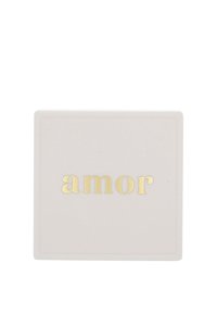 Plato de cerámica cuadrado en gris claro con la palabra "amor" grabada en oro. Textura suave con un sutil patrón en el borde. Diseño compacto.