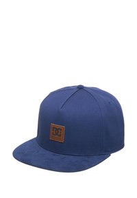 Marineblauwe honkbalpet van stof met een vlakke rand. Beschikt over een bruin leren logo-opdruk aan de voorkant en een gestructureerde afwerking.