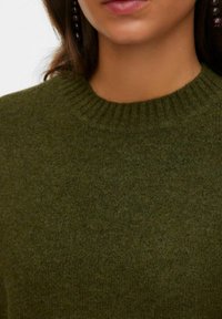 Pull vert olive avec un col à côtes, fabriqué en tissu texturé doux, sans fermetures ni motifs visibles.