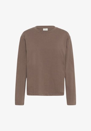 Camiseta de manga larga con cuello redondo en color marrón topo sólido con una pequeña etiqueta blanca en la parte trasera del cuello.