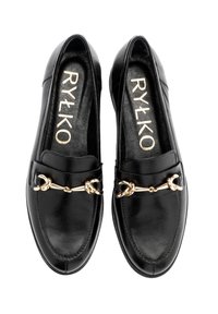 Czarne skórzane mokasyny z akcentem w postaci złotego łańcucha na przodzie. Posiadają gładką fakturę i zaokrąglony czubek. Wewnątrz widnieje logo "RYŁKO".
