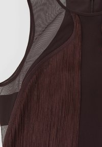 Maroon textiel top met gaas- en geplooide details, met gladde randen en een aansluitend ontwerp. Horizontale textuurcontrasten zijn zichtbaar.