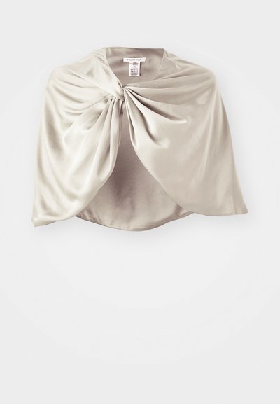 Lichtbeige satijnen cape met een geplooide voorkant, ronde vorm en een gladde textuur. Bevat geen zichtbare hardware of patronen.