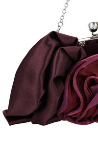 Clutchtaske med en vinrød satinfinish, der har et rynket design og roselignende detaljer. Sølvkæde-rem og lås med en rhinsten detalje.