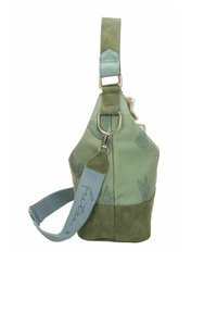 Sac à main vert en tissu texturé, avec un fond en suède. Bandoulière réglable avec un accent bleu clair et un motif gravé sur le côté.