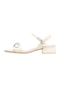 Sandal in pelle verniciata beige con punta quadrata, cinturino alla caviglia e dettaglio della fibbia tono argento. Tacco a blocco basso, finitura liscia, design minimalista.