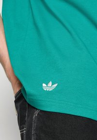 adidas Originals NEU - Apdrukāts T-krekls - active green