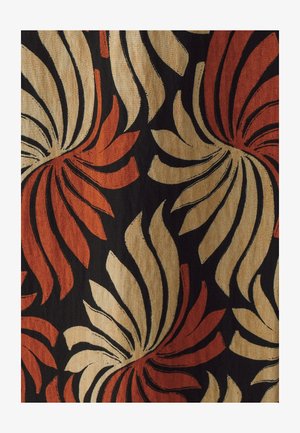 Textiel met een zwarte achtergrond en gedurfde, draaiende patronen in rood en beige, met een mix van bloem- en abstracte ontwerpen.