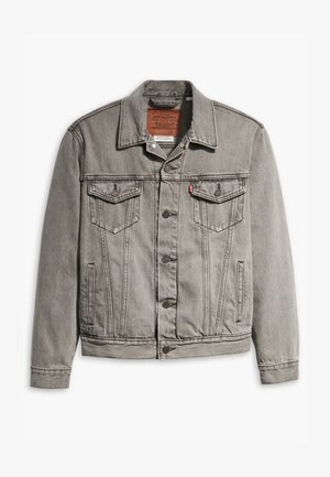 Graue Jeansjacke mit spitzem Kragen, drei Fronttaschen, Knopfverschluss und kontrastierendem Stich auf Ärmeln und Körper.