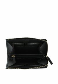 Cartera de cuero negro con acabado texturizado, que cuenta con cierre de cremallera, interior a rayas y múltiples ranuras para tarjetas. Detalles en hardware dorado.