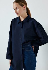 Touché Privé EMBROIDERED SLEEVES - Button-down blouse - navy blue