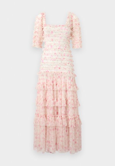 Abito maxi floreale con scollo quadrato, maniche a palloncino corte, volant sovrapposti e una tonalità di rosa chiaro con motivi floreali sparsi. Tessuto trasparente.
