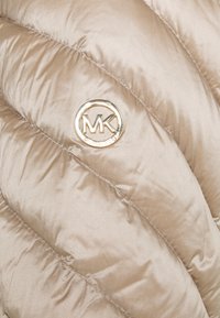 MICHAEL Michael Kors SHORT PACKABLE  - Pūkinė striukė - champagne