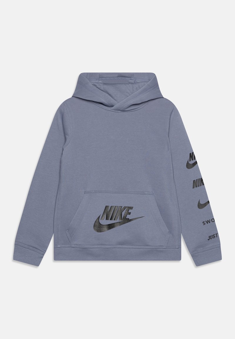 Světle modrá mikina s kapucí vyrobená z měkké tkaniny, vybavená přední kapsou a černými logy Nike na hrudi a rukávech. Klasický střih s kapucí.