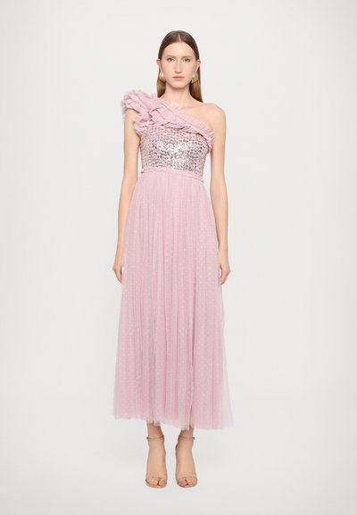 Helles rosa Kleid mit einem Schulterträger, mit Pailletten besetztem Oberteil und Rüschendetails. Fließender, transparenter Rock mit Punkten, knöchellang.