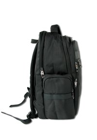 Sac à dos en tissu noir avec plusieurs compartiments zippés, dos rembourré et bretelles réglables. Texture lisse avec des accents en mesh.