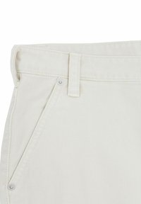 Witte denim broek met een rechte snit, voorzien van een knoopsluiting, riemlussen en zichtbare diagonale stiksels. Glad textuur.