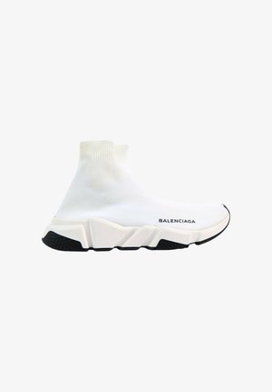 Baskets style chaussettes blanches avec des accents noirs sur la semelle et le logo Balenciaga sur le côté, avec une épaisse semelle en caoutchouc sculptée.