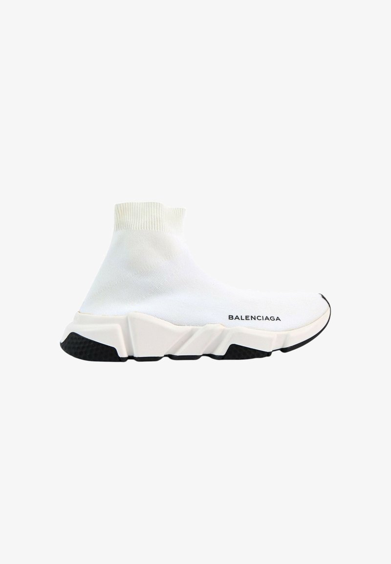 Baskets style chaussettes blanches avec des accents noirs sur la semelle et le logo Balenciaga sur le côté, avec une épaisse semelle en caoutchouc sculptée.