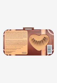 Falska ögonfransar i en hjärtformad bricka, med syntetiska fibrer. Brunt emballage med texturerade accenter och produktinformation på sidan.