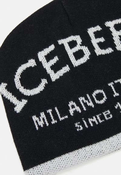 Sort strikse hat med hvid tekst. Designet inkluderer "ICEBERG" og "MILANO ITALY siden 1974." Blød struktur med en grå manchet.