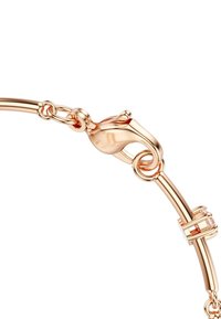 Armband van roségoud met een glad, gebogen ontwerp, voorzien van een sluiting met karabijnhaak en rechthoekige accenten, die de metallic glans en textuur benadrukken.