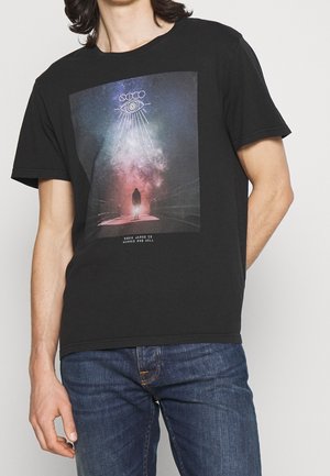 Czarna koszulka bawełniana z kolorową kosmiczną grafiką przedstawiającą oko i postać, prostokątny fason, okrągły dekolt i krótkie rękawy.